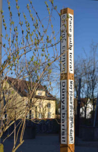 Friedensäule mit Friedenswünschen in verschiedenen Sprachen