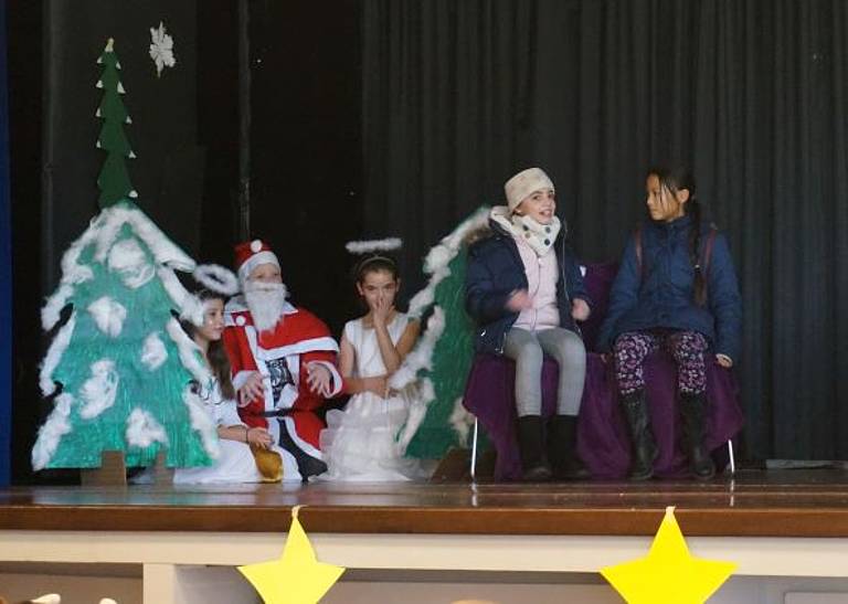 Erste Schritte auf die Bühne Theaterstück mit Schülerinnen und Schülern der 5. Klasse