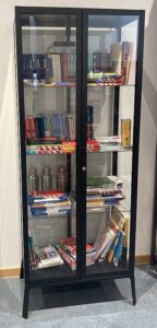Vitrine mit Fachliteratur