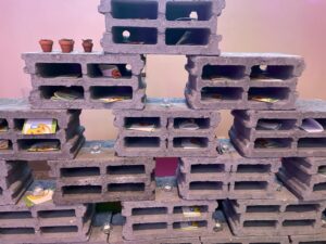 Mauersteine mit Wünschen und Kerzen