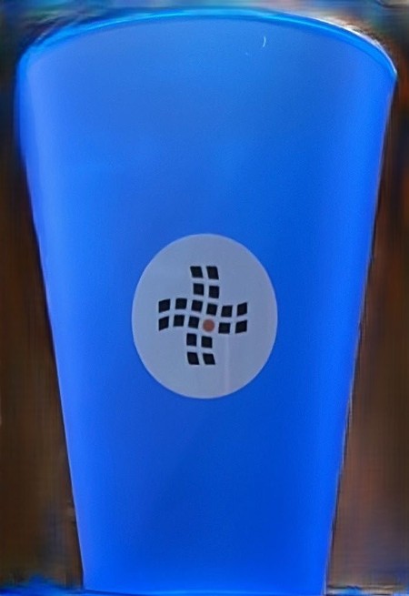 Blauer Becher mit Logo der AMS