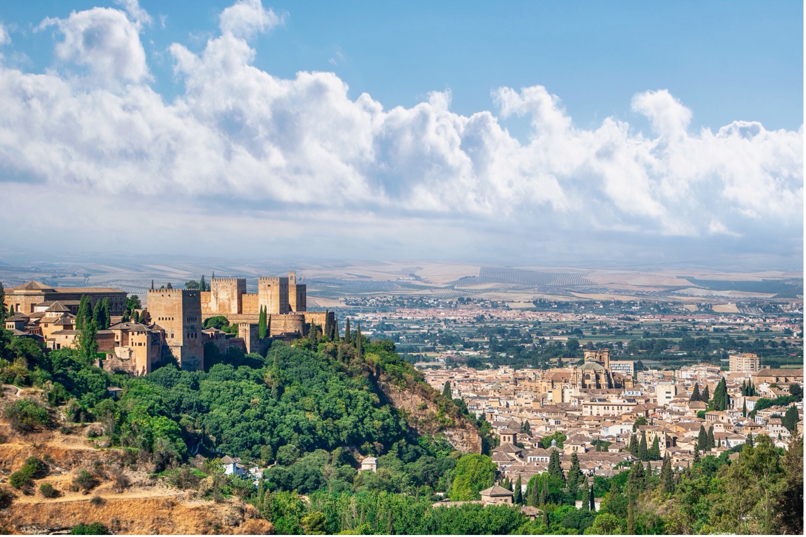 Alhambra - Stadtburg auf dem Sabikah-Hügel im andalusischen Granada in Spanien
