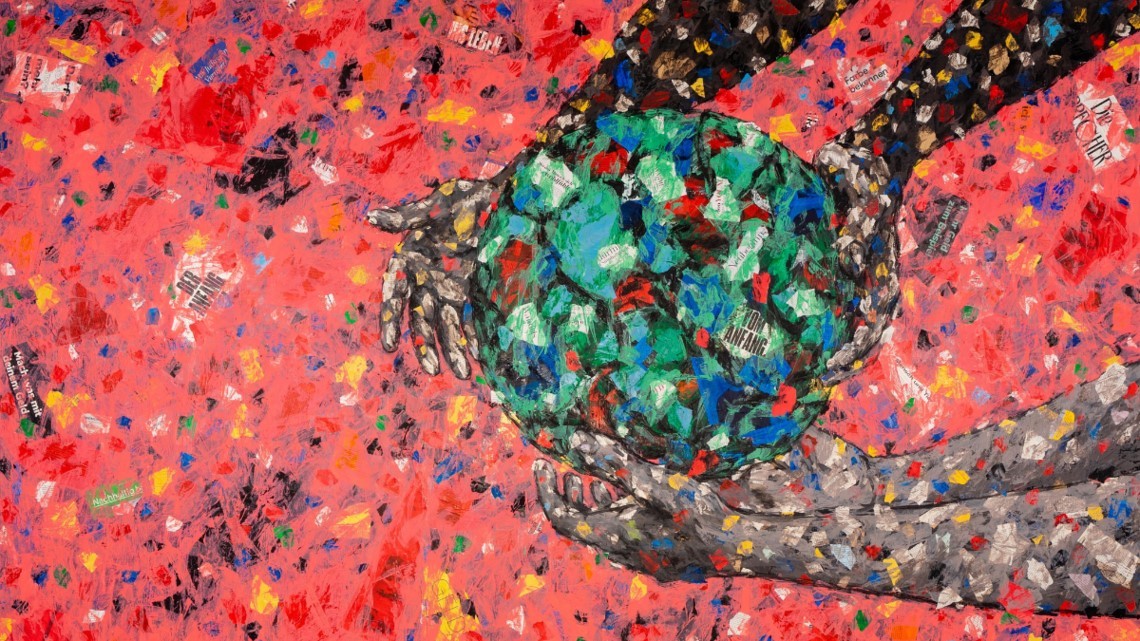 Zwei Hände halten den Erdball