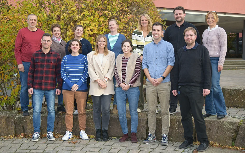 aufgenommen vor herbstlicher Kulisse. Das Foto zeigt Lehrerinnen und Lehrer derr Fachschaft Geschichte in zwei Reihen.