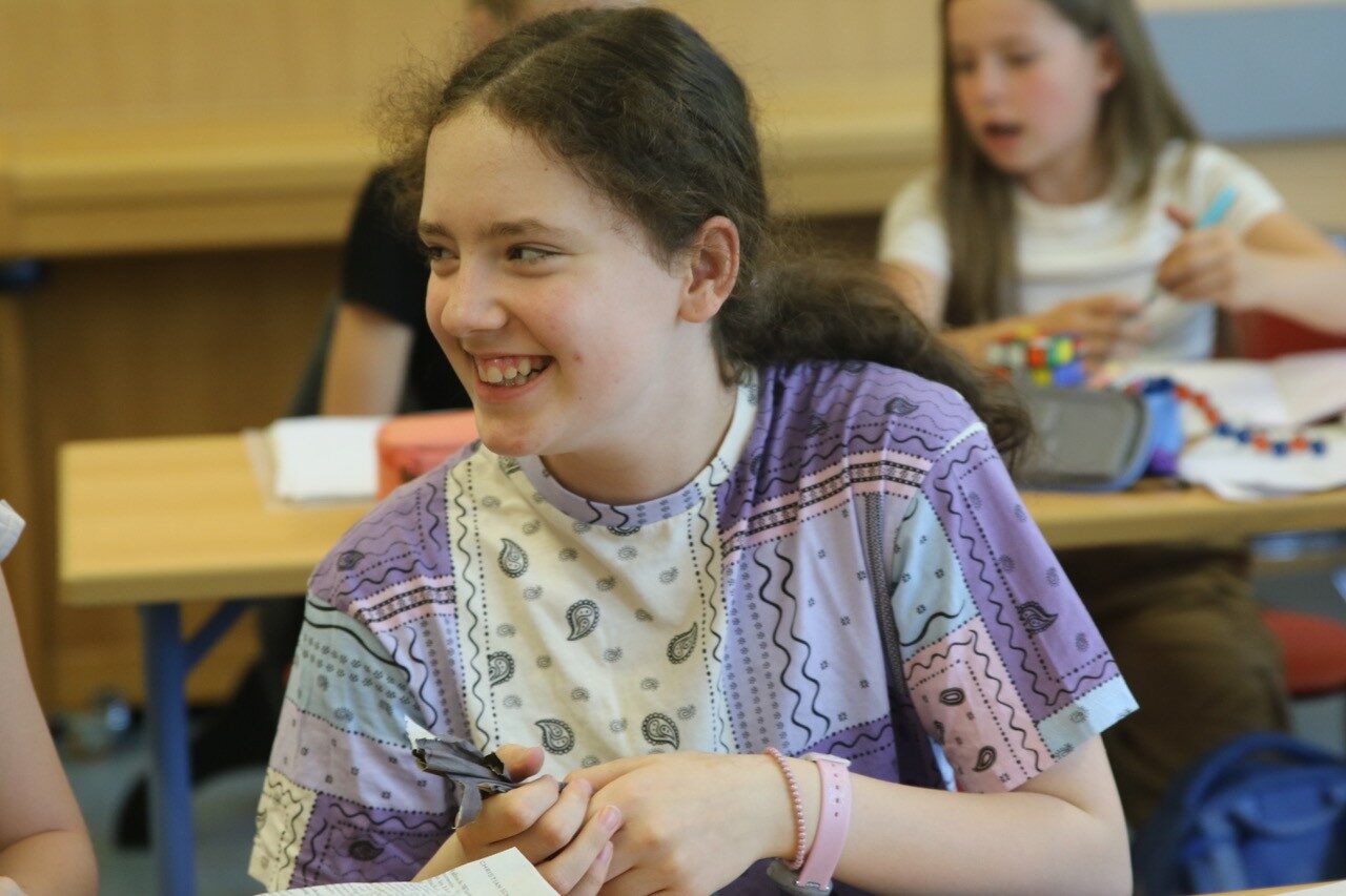 Schüler im Musikunterricht formen Zeitungspapier für ein Projekt der Neuen Musik