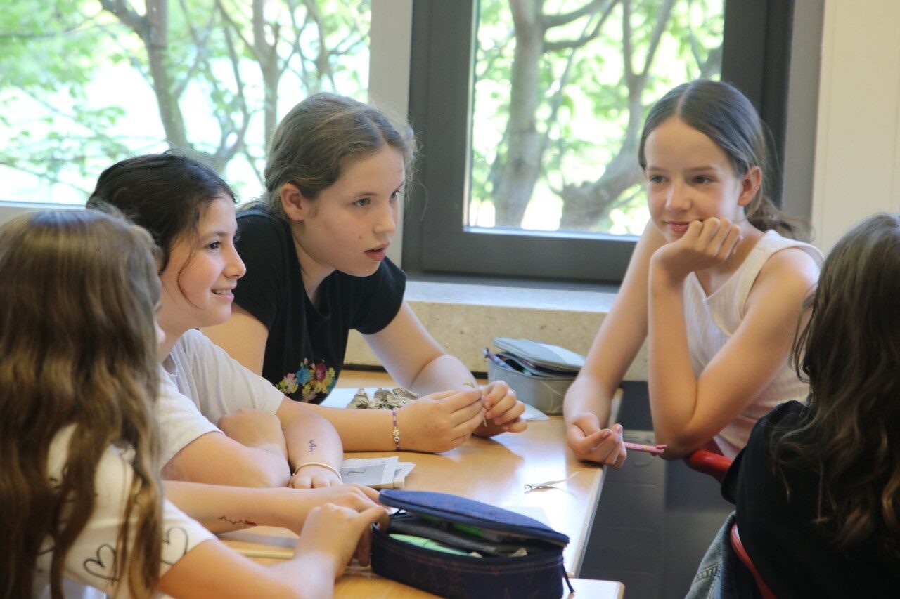 Schüler im Musikunterricht formen Zeitungspapier für ein Projekt der Neuen Musik