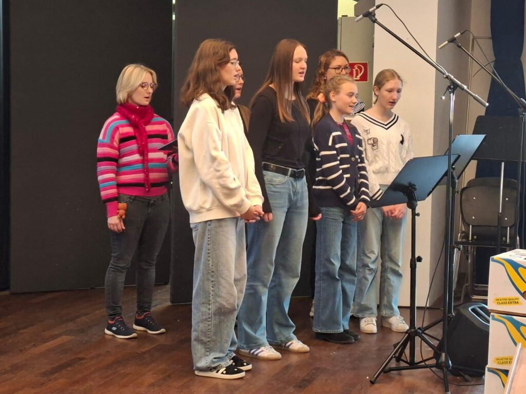 Singende Schülerinnen und Lehrerinnen