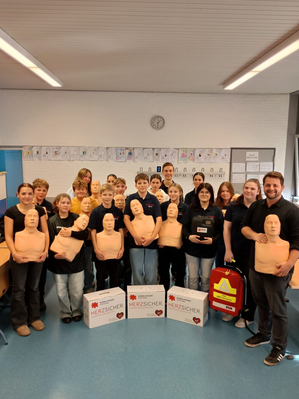 Die Schulsanitäts-AG mit den neuen Puppen