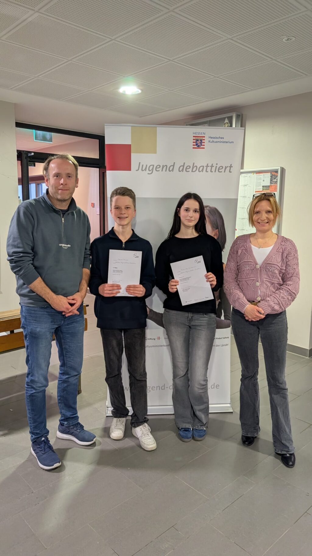 Preisträger mit Lehrern von Jugend debattiert 2026
