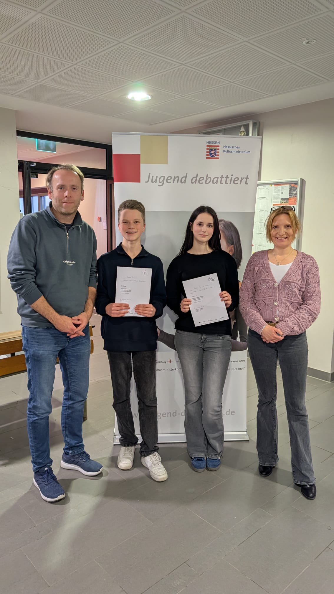 Preisträger mit Lehrern von Jugend debattiert 2026