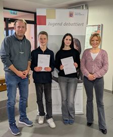 Preisträger mit Lehrern von Jugend debattiert 2026