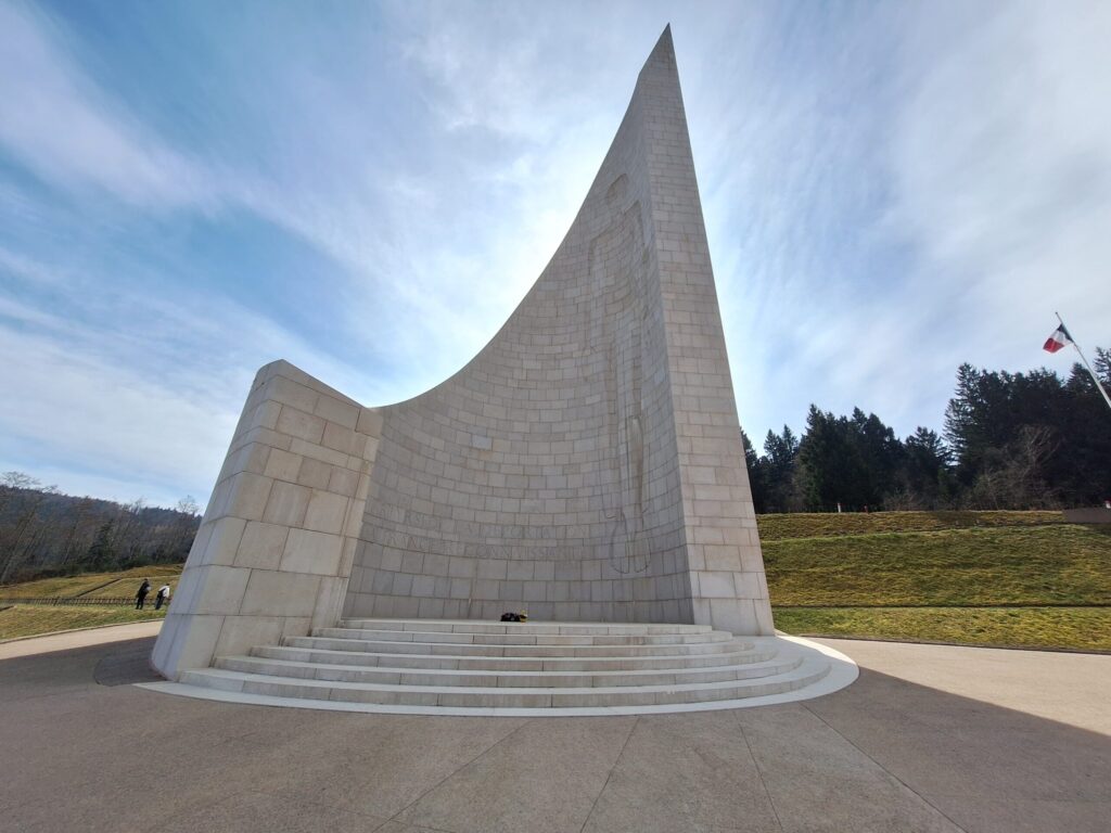 zu sehen ist ein Denkmal
