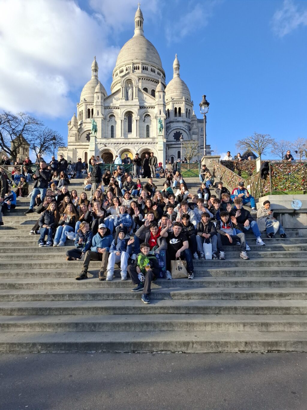 Schüler und Schülerinnen der AMS mit Begleitpersonen vor der Basilika Sacre Coeur