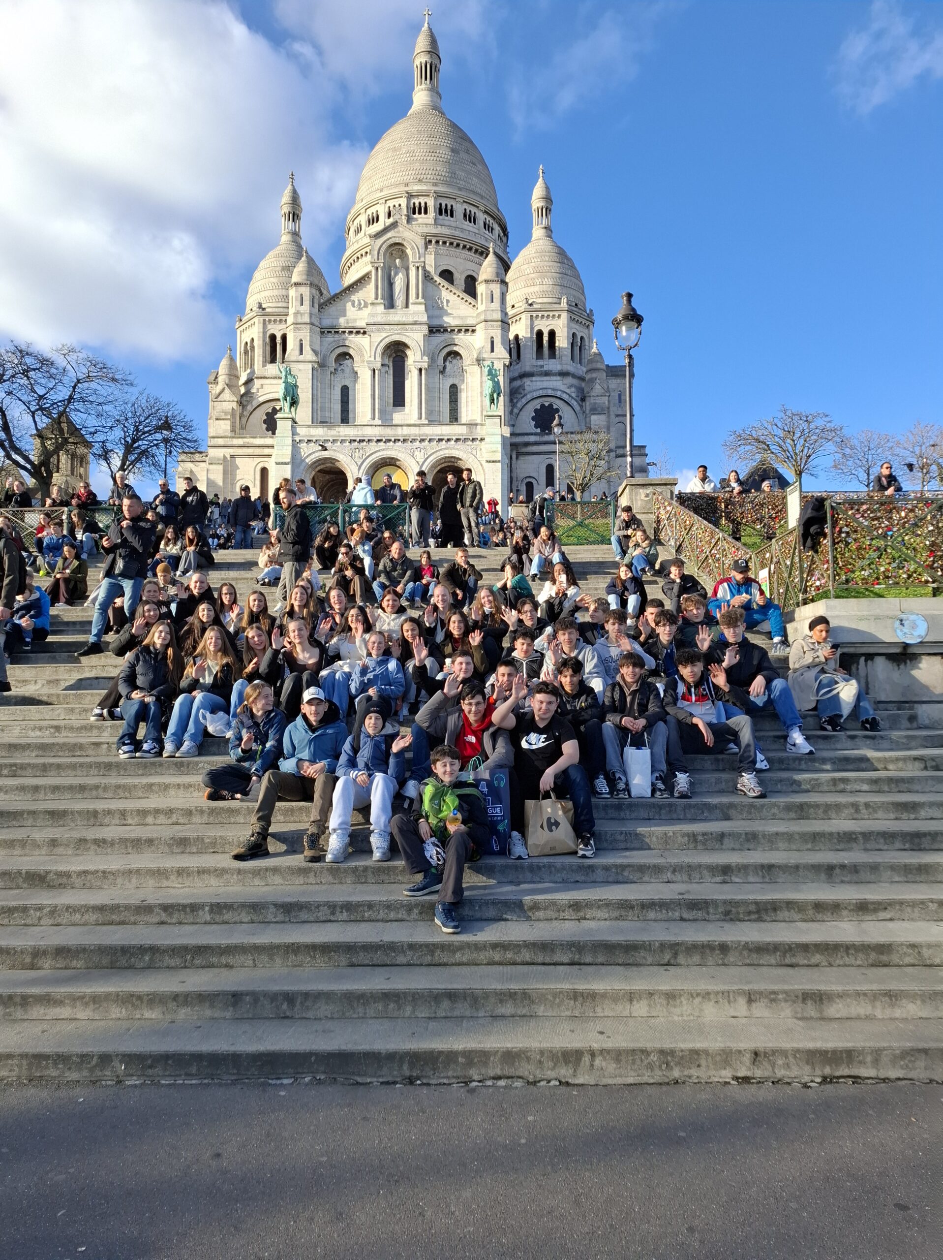 Schüler und Schülerinnen der AMS mit Begleitpersonen vor der Basilika Sacre Coeur