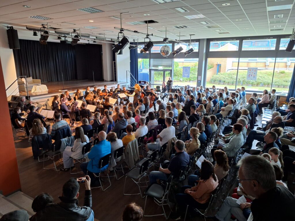 Aula der AMS beim Schulkonzert im Mai 2026