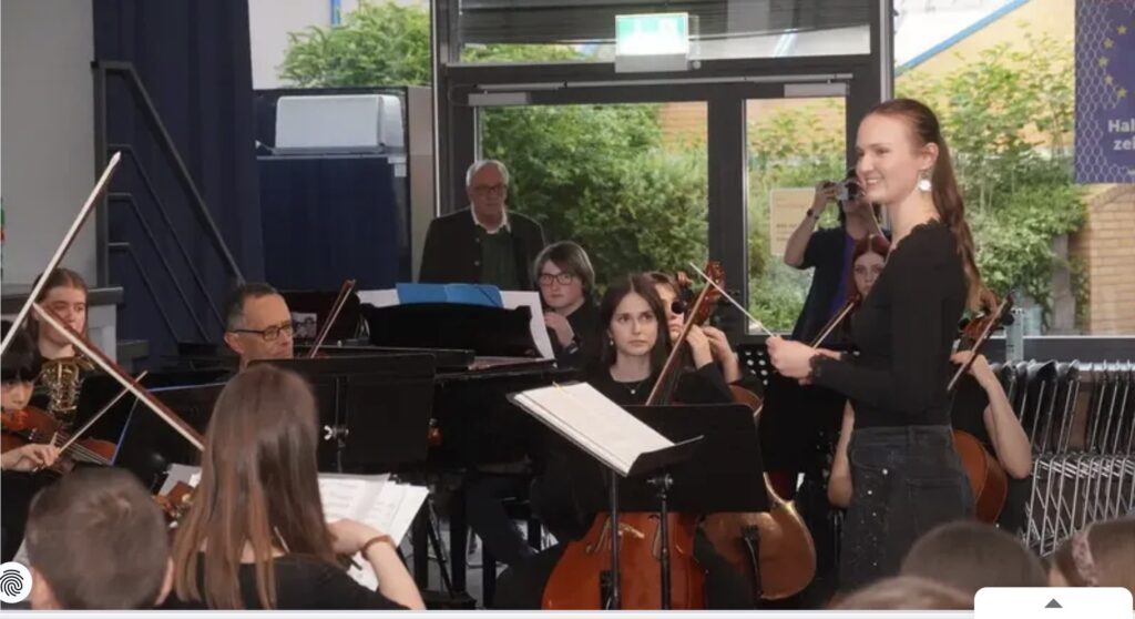 Lena Polanowski bei Dirigieren des Schulorchester