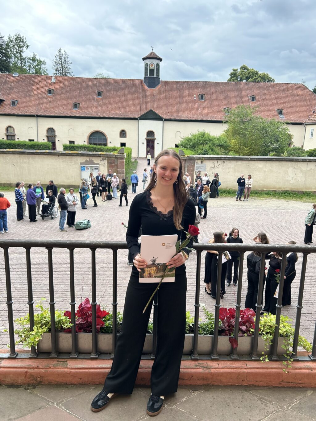 Lena mit Urkunde nach Abschluss der Musikmentorenausbildung